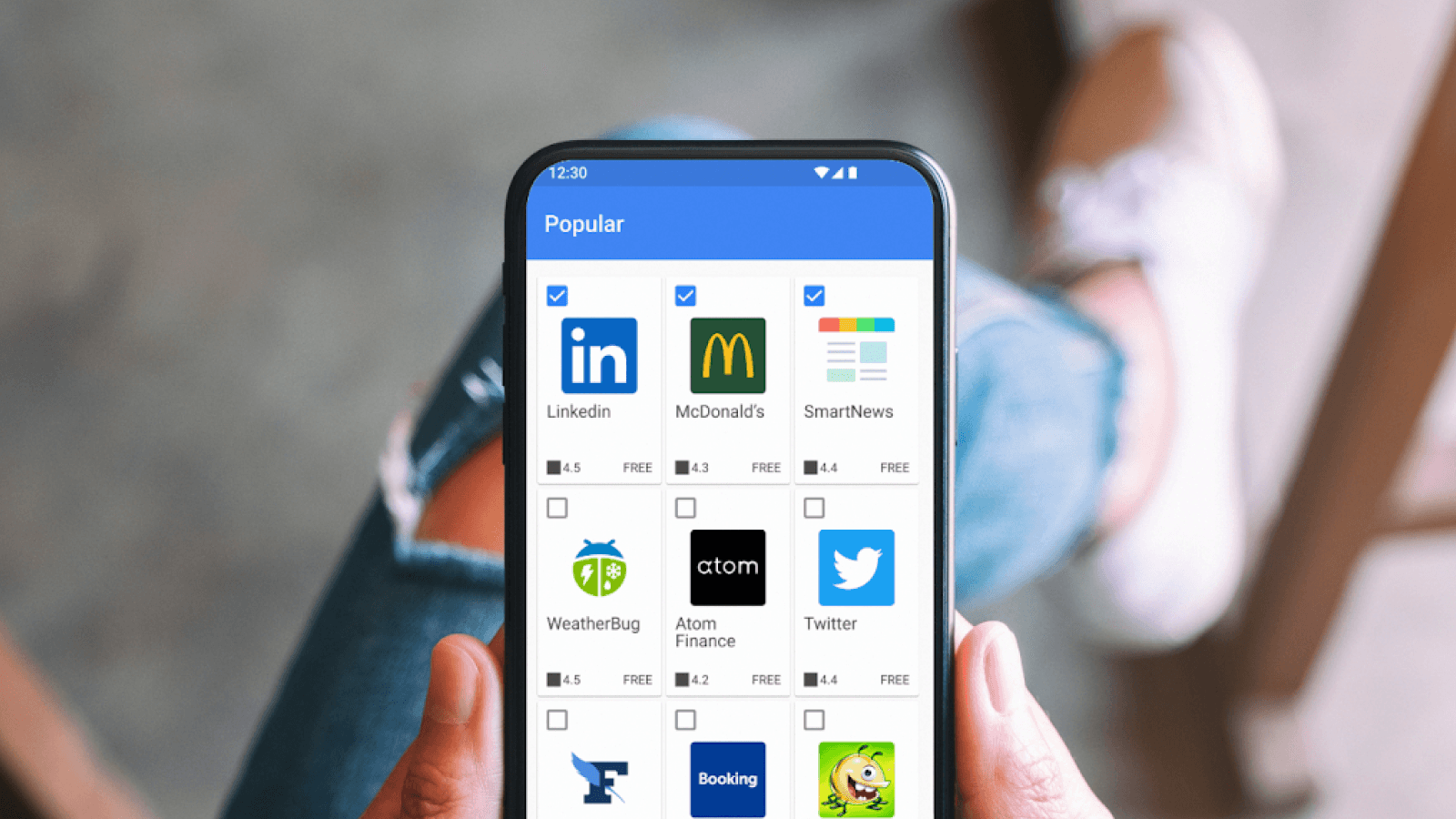 As pessoas assistem seus celulares 