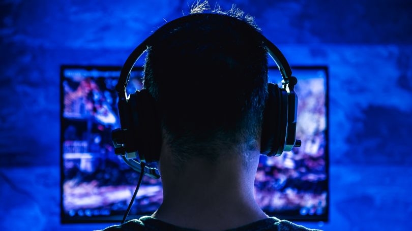 Personne jouant à un jeu sur ordinateur de bureau