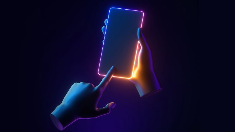 Mains touchant un téléphone mobile